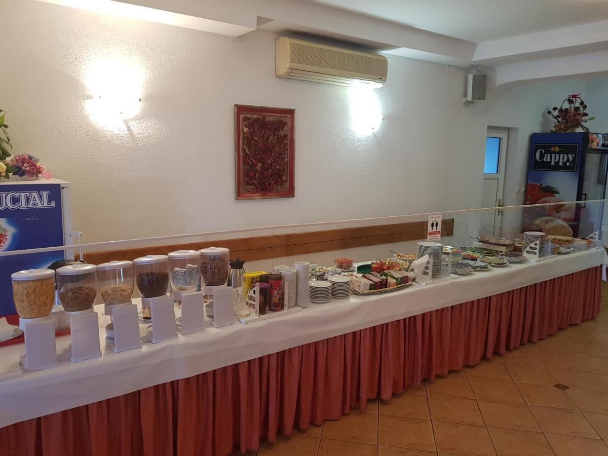Pansion Komfor Moca Makarska Exterior foto